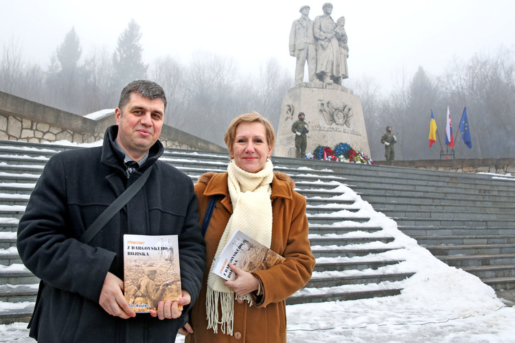 Autor knižky Peter Novýkmec a vedúca odboru kultúry KSK Jana Kovácsová.